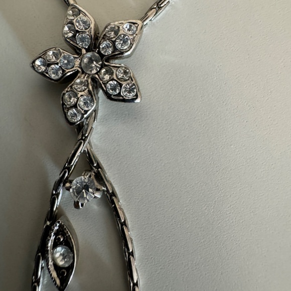 Beautiful Rhinestone and Silver Plated Floral Necklace - Picture 4 of 5